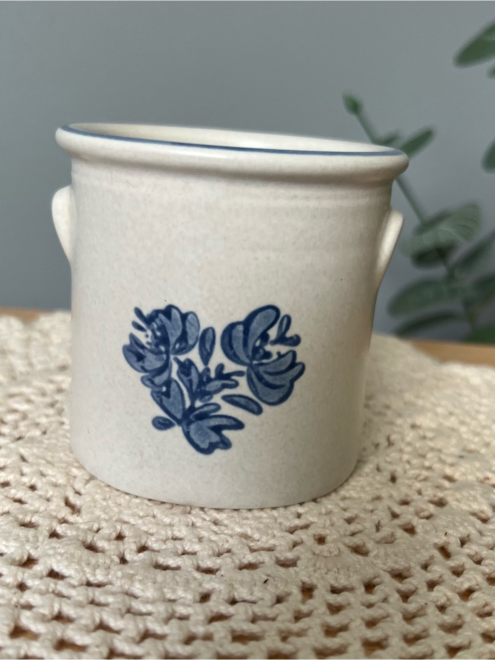 Pfaltzgraff Ceramic Stoneware Yorktowne Mini Crock w/ Blue Floral Motif Vintage